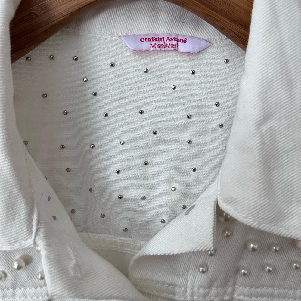 Chic Pearl-Studded White Denim Jacket - Picture 2 of 4